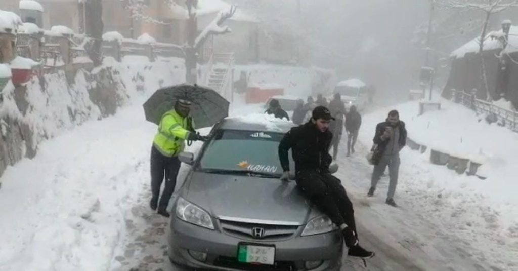 Around 19 killed after vehicles got struck in traffic snarl due to heavy snow in Murree