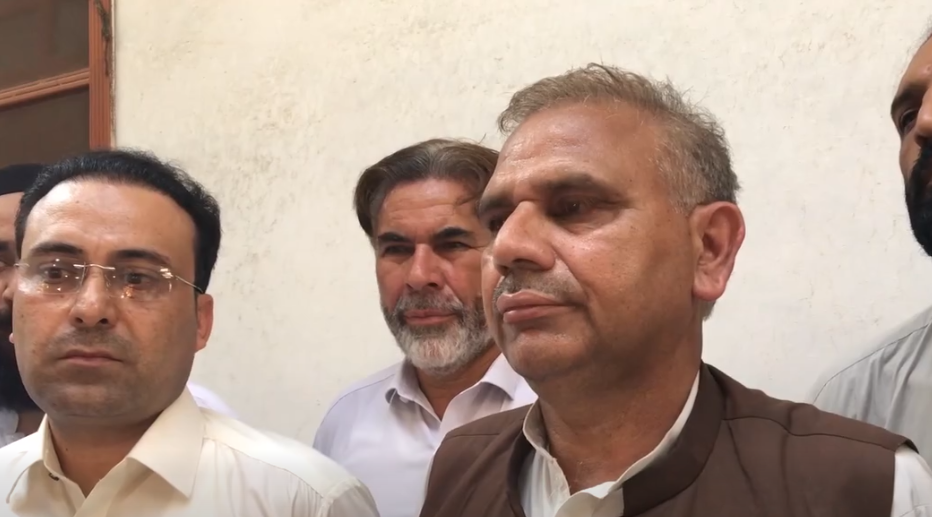 Dressed in police uniforms 230 tola gold & Rs 53 lakh robbed in Swat